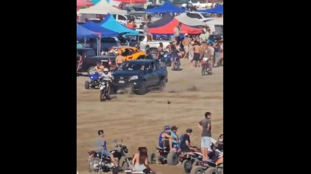 La camioneta en la playa haciendo maniobras peligrosas.