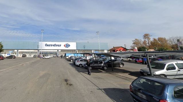 El estacionamiento del supermercado de Lomas de Zamora donde fue encontrado el cadáver.&nbsp;