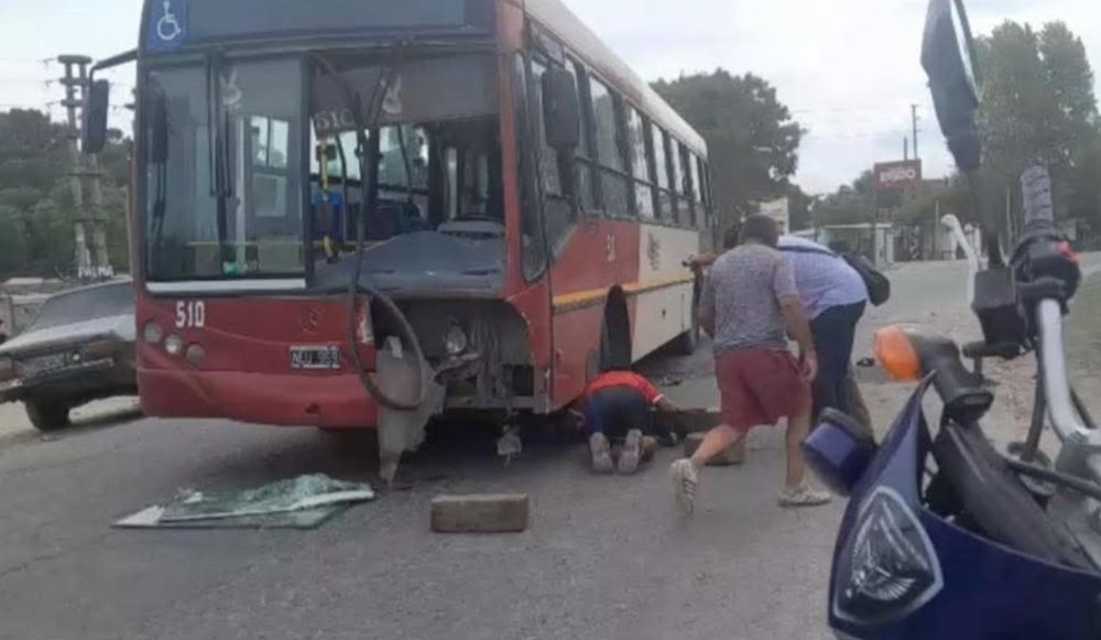 Tres personas, entre ellas un bebé, murieron al chocar contra un colectivo. Iban en moto u no llevaban casco.&nbsp;