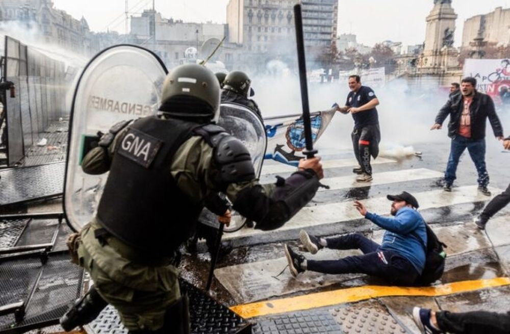 Con la consigna “Presos políticos, nunca más”, familiares de las 16 personas que continúan detenidas tras la marcha contra la Ley Bases.
