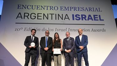 Los representantes de la startup M4FLIFE recibieron el Israel Innovation Award 2025 de manos de Eyal Sela, embajador de Israel, Mario Montoto, presidente de la CCAI, y Enrique Carrizo, de la Secretaria de Innovación.