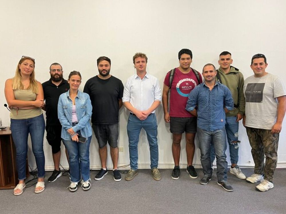 El intendente Maximiliano Wesner junto a los extrabajadores de Soluparking. - Olavarría -