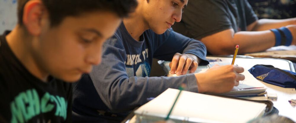 Alumnos haciendo una prueba en la escuela.