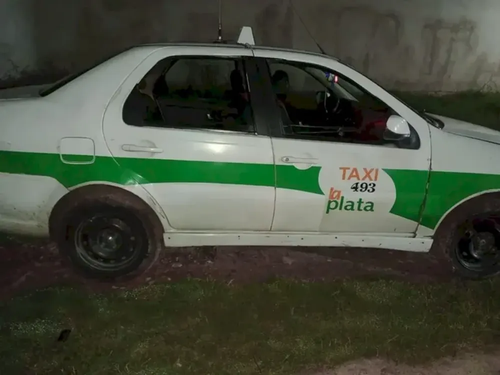 El taxi que conducía la víctima del hecho (Foto Red 92)