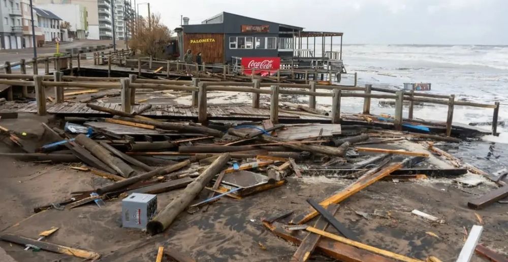 El paseo costero de Monte Hermoso quedó destruido.&nbsp;