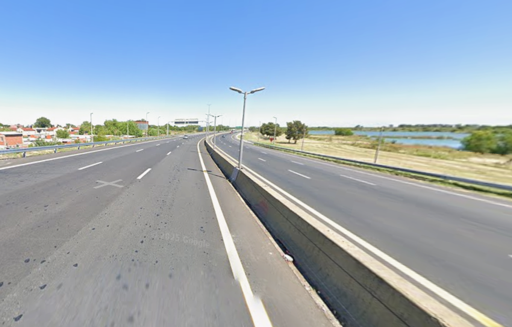 El ingreso a la autopista desde La Plata cuenta con lagunas, y en una fue hallado el cuerpo de un hombre.&nbsp;