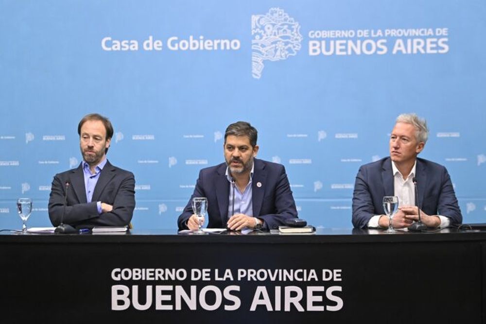 Carlos Bianco junto a Pablo López, y el director del Banco Provincia, Alejandro Formento.