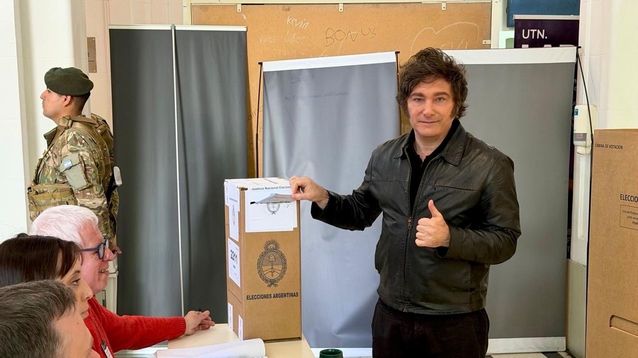 Javier Milei votó en Almagro, en la Sede Medrano de la UTN.