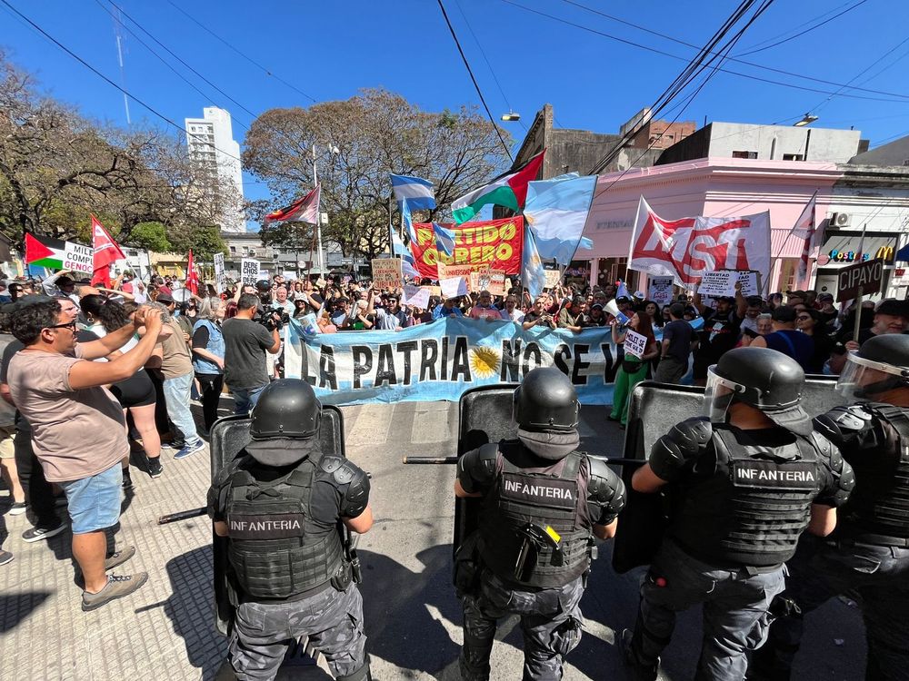 Organizaciones de izquierda en la previa del acto de campaña de Milei en Santa Fe, que finalmente debió ser suspendido.