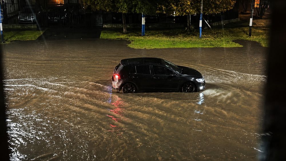 El temporal inundó calles en gran parte del territorio bonaerense; en la foto, un auto arrastrado por el agua en Mar del Plata.