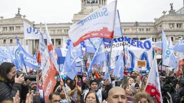 Movilización de los gremios docentes al Congreso de la Nación. (X/SUTEBA)