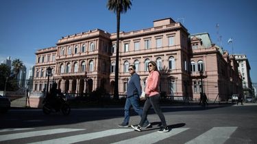 Personas caminan frente a la Casa Rosada. (Xinhua/Martín Zabala)