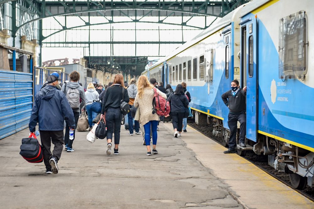 Según La Fraternidad, los trenes circulan a una velocidad promedio de 15 kilómetros por hora.