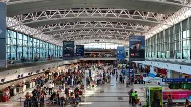Refuerzan controles en aeropuertos ante el alerta por la viruela símica.
