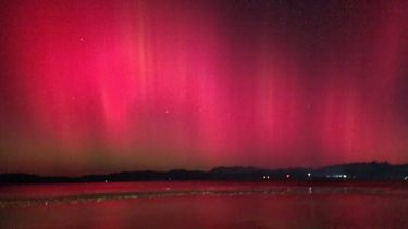 El cielo sobre Ushuaia, la noche del viernes, se vio como una cortina roja intensa. (Gentileza Silvana Quiroga)