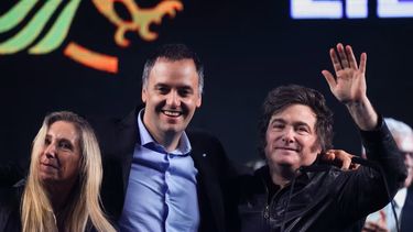 El presidente Javier Milei salió este jueves a respaldar públicamente a su jefe de Gabinete, Manuel Adorni, quien quedó en el centro de una fuerte polémica por haber viajado a New York junto a su esposa en el avión presidencial.