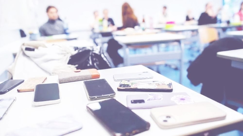 La restricción del uso de celulares y pantallas en las aulas, siempre en debate.&nbsp;