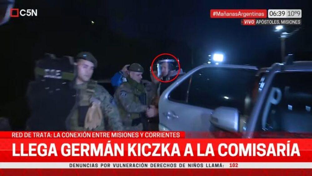 El arribo de Kiczka a la comisaría de Apóstoles, esta mañana. (Captura de video)