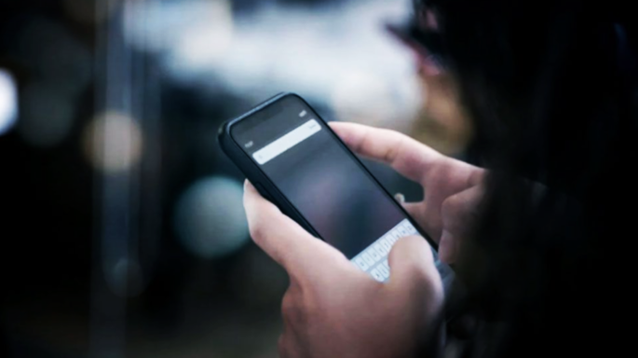 Los celulares ponen en jaque en estos tiempos los límites entre la vida pública y la privada.