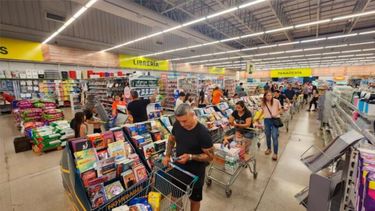Las grandes superficies de ventas se llenaron de gente. (DIB)