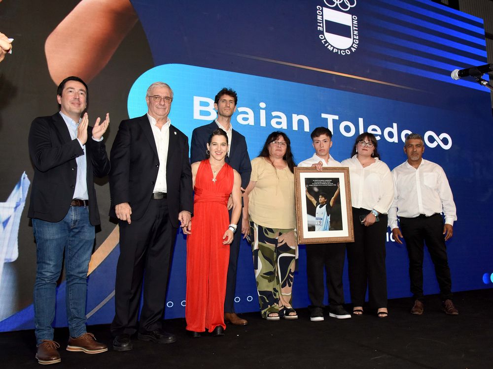 El Comité Olímpico Argentino homenajeó a Braian Toledo.