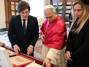 El presidente Javier Milei, junto a su hermana Karina, Secretaria General de la Presidencia, con el papa León XIV.&nbsp;