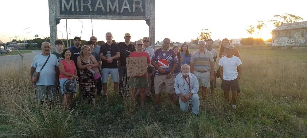 El reclamo de los vecinos en la estación de Miramar.