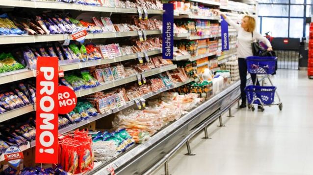 Una mujer haciendo las compras en un supermercado. (Archivo)