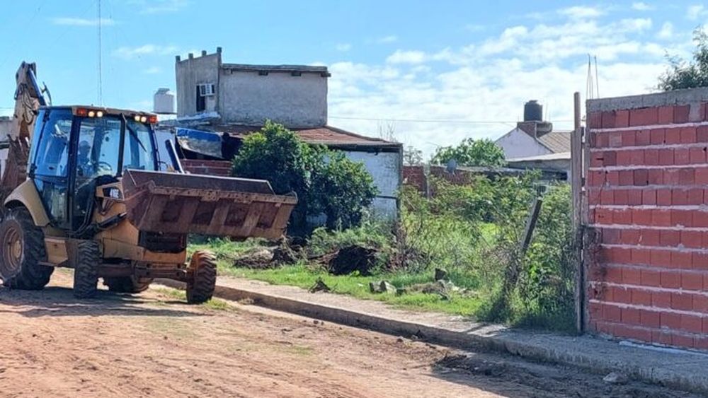 Javier Milei reduce los fondos para programas en barrios populares financiados por el Impuesto PAÍS.