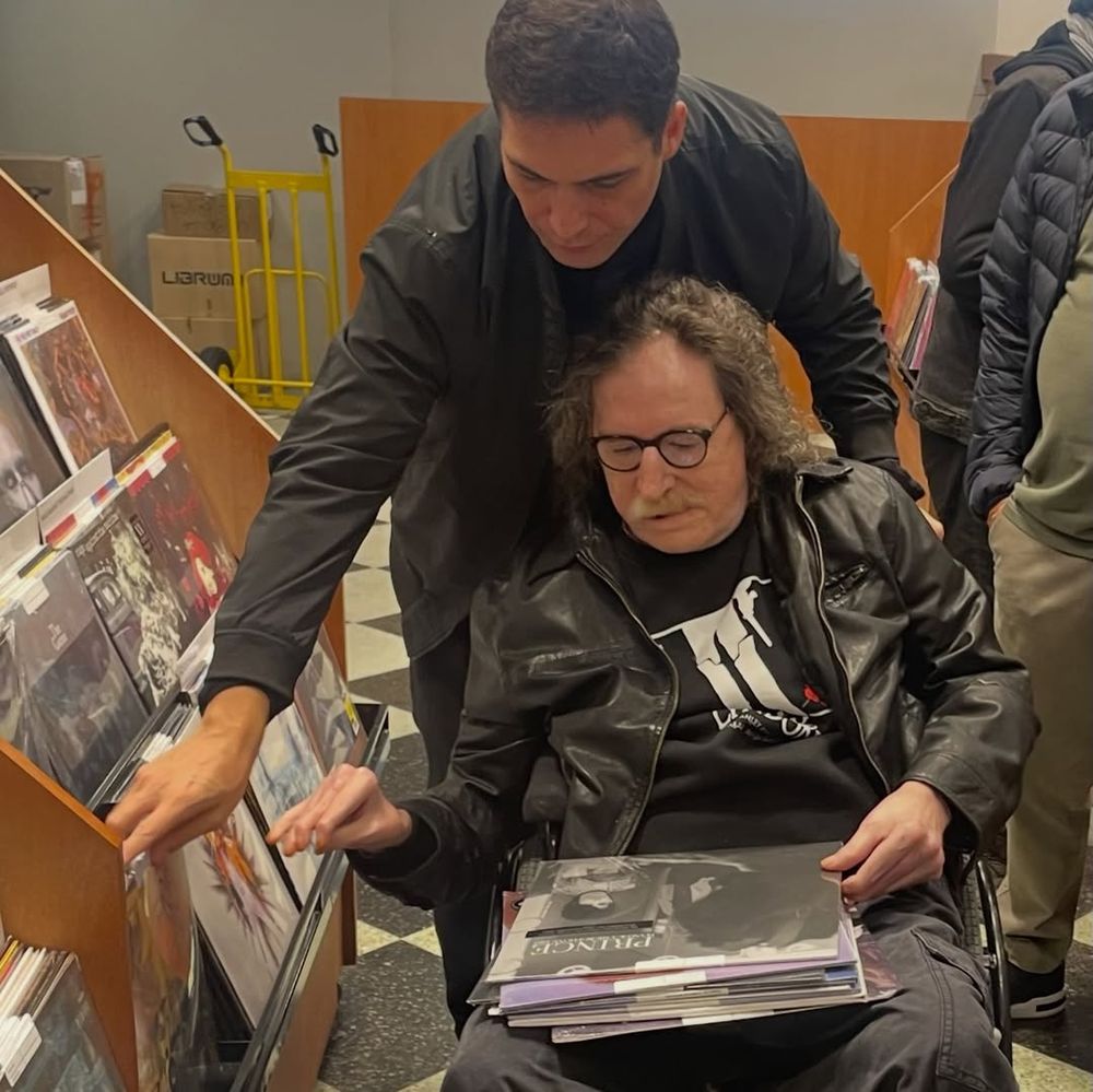 Charly García, días pasados, comprando música en una disquería porteña.