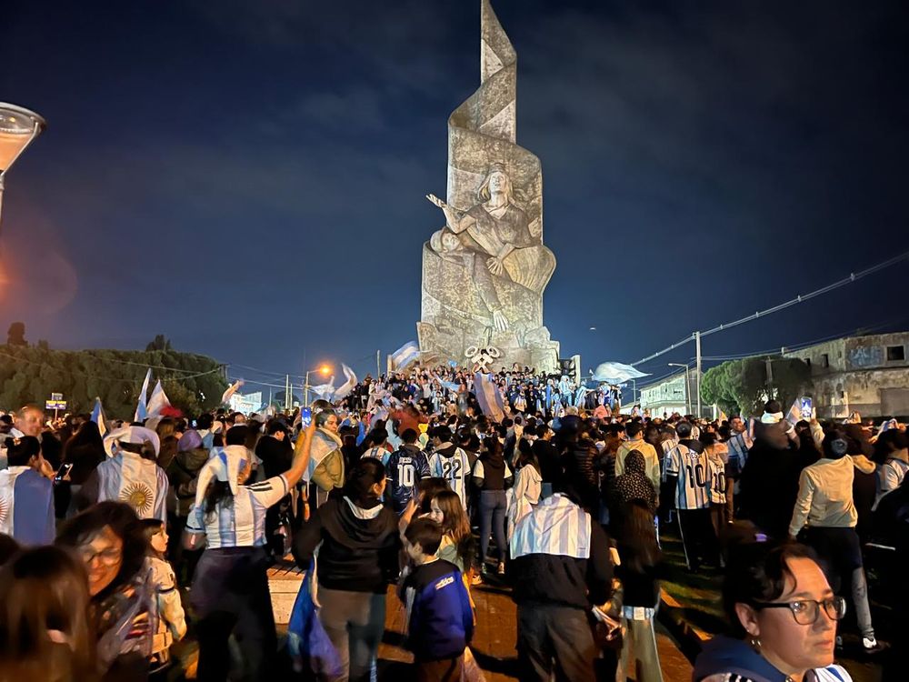 Cientos de personas llegaron al monumento Gesta de Malvinas, en Quequén para celebrar el triunfo de la Selección argentina ante Inglaterra.&nbsp;