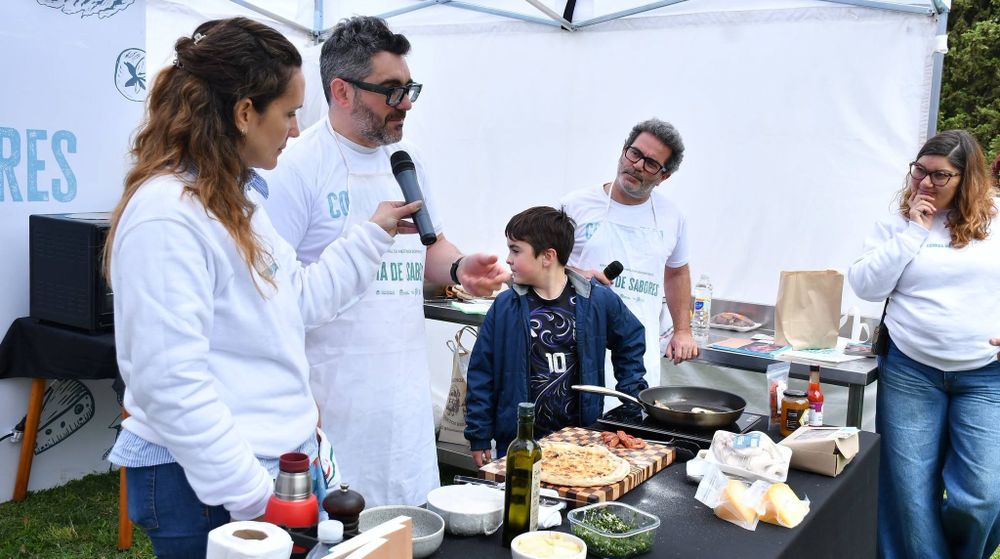 Braceli, con las manos en la masa para enseñar a hacer pizzas.