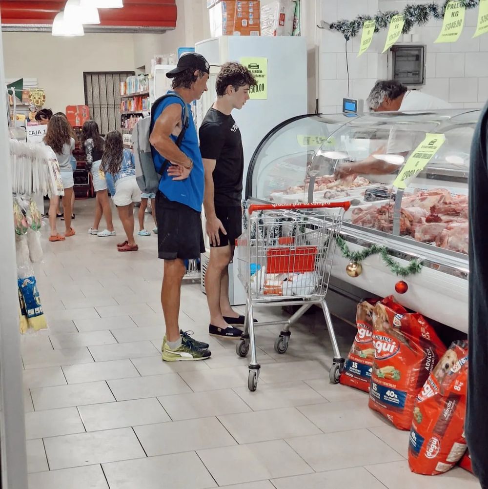 Franco Colapinto esperando ser atendido en la carnicer&iacute;a.&nbsp;