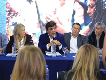 Espinoza, entre Magario, Watson y Ferraresi, al asumir en la FAM.&nbsp;