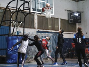 La importancia del club de barrio en la vida social. La importancia del club de barrio en la vida social.