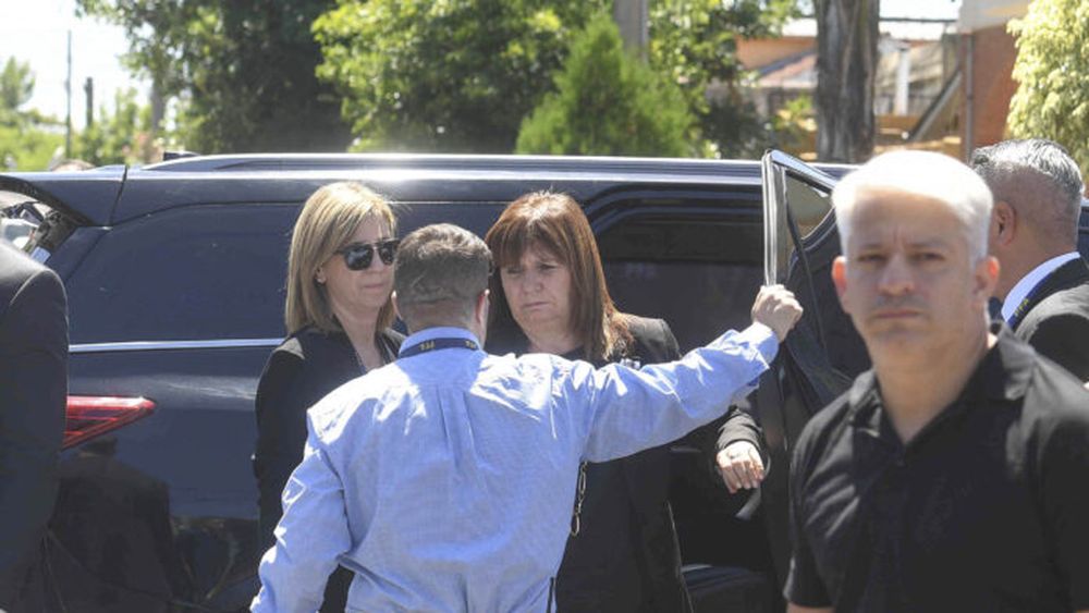 La ministra Patricia Bullrich llega al velatorio de Umma Aguilera. (Telam)