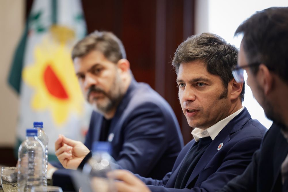El gobernador Axel Kicillof junto al ministro Carlos Bianco.&nbsp;