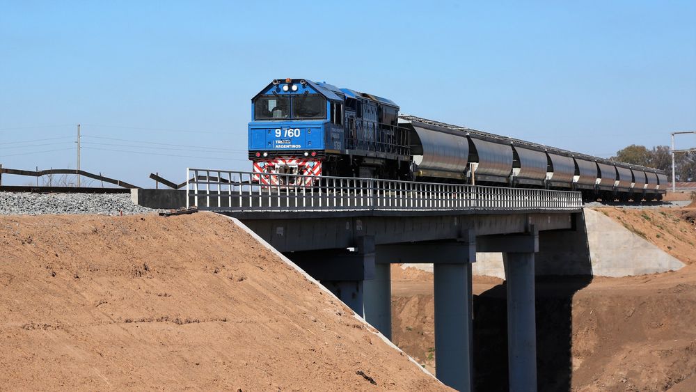 Un tren de carga sobre un puente.&nbsp;