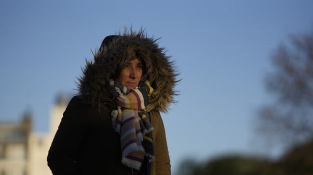 Una mujer camina durante una ola de frío polar. (Xinhua)