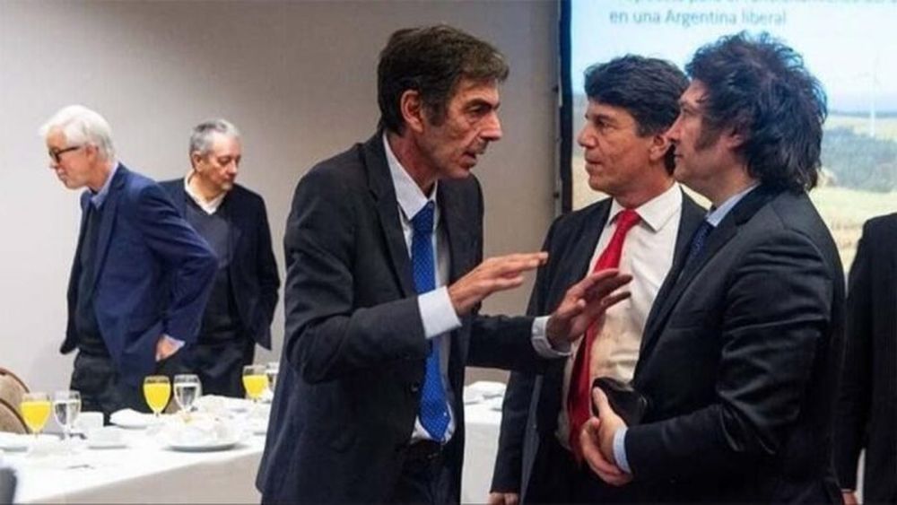 Eduardo Rodríguez Chirillo, ahoea ex secretario de Energía, junto al presidente Javier Milei y el ex jefe de Gabinete, Nicolás Posse.