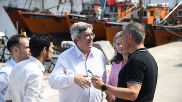 El Ministro de Desarrollo Agrario, Javier Rodríguez, con trabajadores del sector pesquero. (MDA)