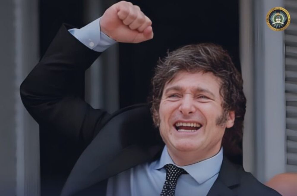 Javier Milei con el puño en alto para celebrar el Año Nuevo, en una imagen compartida originalmente por la Oficina del Presidente.