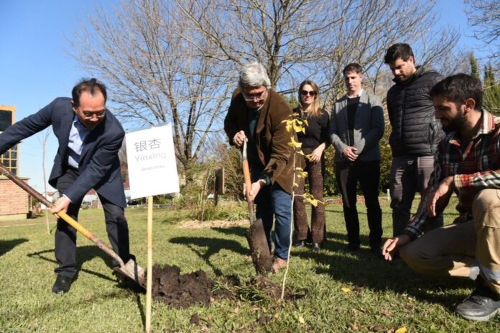 Javier Rodríguez junto al presidente de la Academia de Ciencias Agrícolas de Sichuan, Mu Jinyi.