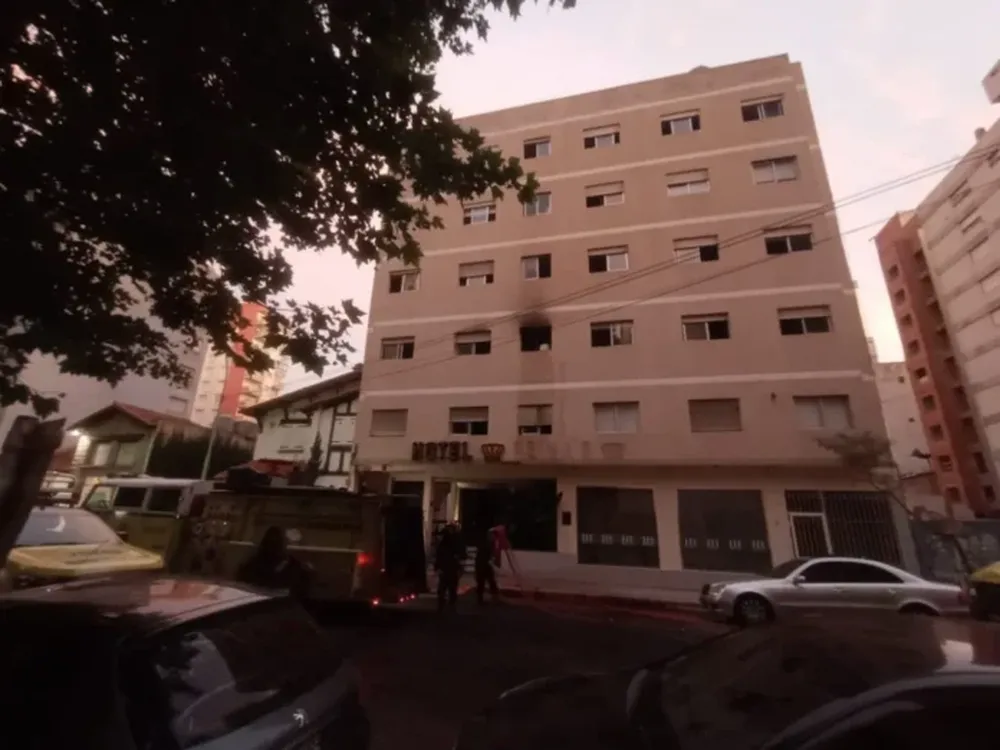 El hotel marplatense incendiado. (La Capital)