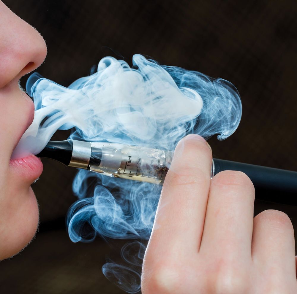 Especialistas advierten que el uso de vapeadores no es inocuo y que la mayoría de los líquidos contienen nicotina.&nbsp;