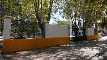 El histórico portón del Regimiento 7 en la plaza Islas Malvinas de La Plata.