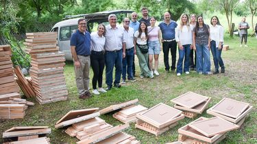 El ministro Rodríguez junto a beneficiarios del programa Mi Primera Colmena.