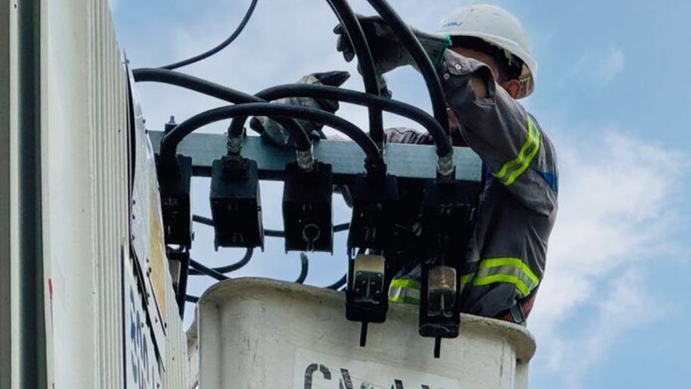 Un operario haciendo mantenimiento en el servicio de luz.