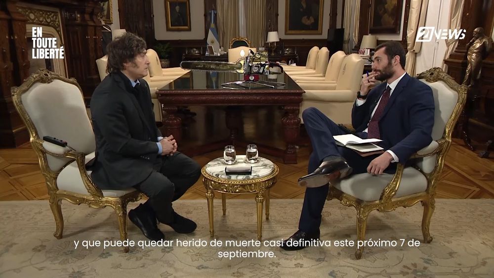 Javier Milei y Louis Sarkozy en la entrevista subida al canal de YouTube 21NewsBE. (Captura de video)