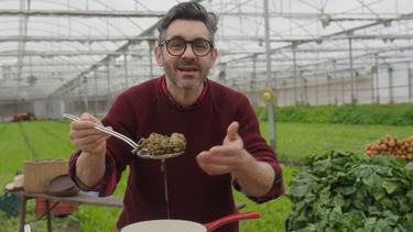 Con acelga de Parada Robles, Braceli cocinó buñuelos, el Menú Bonaerense de esta semana.